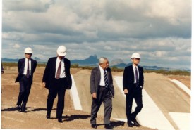 Prezes TMC dr. Shoichiro Toyota na budowie toru w Arizonie